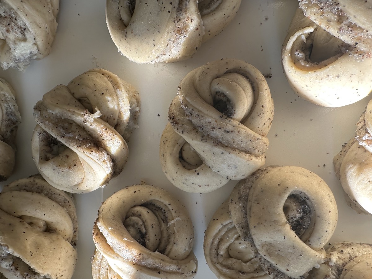 Cardamom knots